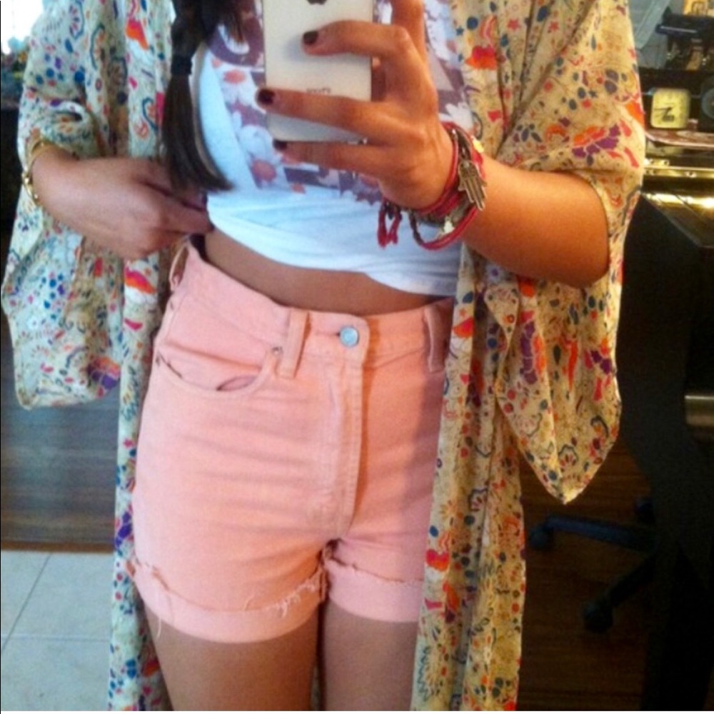 High waisted peach Levi shorts - Picture 2 of 4